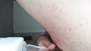 Sborro con dildo sulla vasca