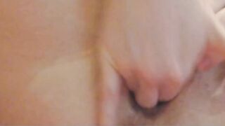 masturbandosi si sfonda la figa