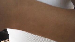 Una bella ragazza si siede sul mio cazzo