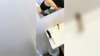 Scopata come una vacca alla pecorina nel bagno del cinema