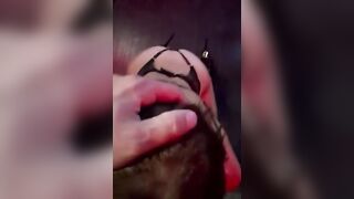 Spompina il cazzo grosso del bull davanti a suo marito frocio