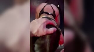 Spompina il cazzo grosso del bull davanti a suo marito frocio