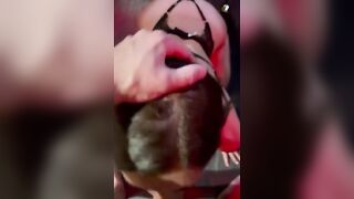 Spompina il cazzo grosso del bull davanti a suo marito frocio