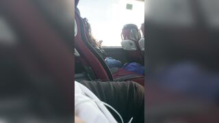 Il maniaco si sega guardando la bella studentessa seduta di fianco