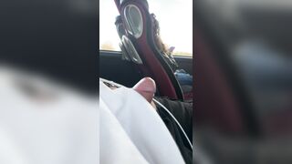 Il maniaco si sega guardando la bella studentessa seduta di fianco