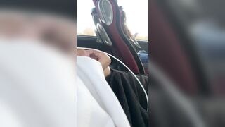 Il maniaco si sega guardando la bella studentessa seduta di fianco