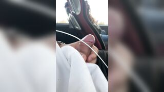 Il maniaco si sega guardando la bella studentessa seduta di fianco