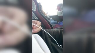 Il maniaco si sega guardando la bella studentessa seduta di fianco