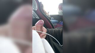 Il maniaco si sega guardando la bella studentessa seduta di fianco