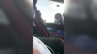 Il maniaco si sega guardando la bella studentessa seduta di fianco