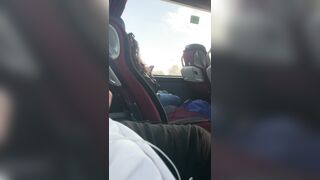 Il maniaco si sega guardando la bella studentessa seduta di fianco