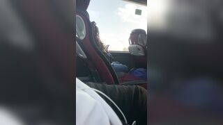 Anteprima del video: Il maniaco si sega guardando la bella studentessa seduta di fianco