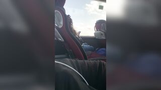 Il maniaco si sega guardando la bella studentessa seduta di fianco