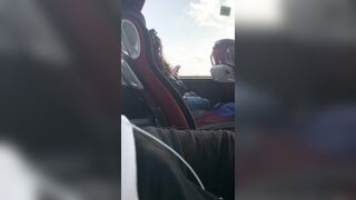 Il maniaco si sega guardando la bella studentessa seduta di fianco