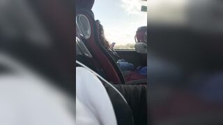 Il maniaco si sega guardando la bella studentessa seduta di fianco