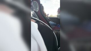 Il maniaco si sega guardando la bella studentessa seduta di fianco