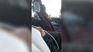 Il maniaco si sega guardando la bella studentessa seduta di fianco