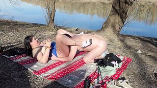 Per pasqua in spiaggia con moglie maiala