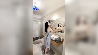 Anteprima del video: Sesso lesbo in doccia con uno strapon