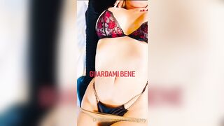 Sonia Grey si masturba