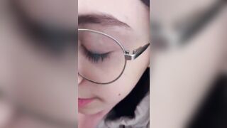 Si diverte con la troietta secchiona dalla fica pelosa