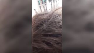 Si diverte con la troietta secchiona dalla fica pelosa