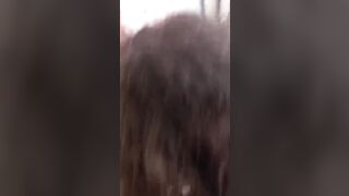 Si diverte con la troietta secchiona dalla fica pelosa