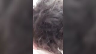 Si diverte con la troietta secchiona dalla fica pelosa