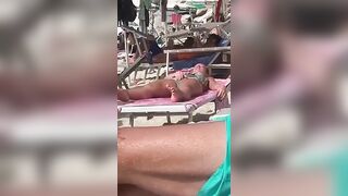 Anteprima del video: Si tocca la figa in spiaggia