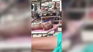 Si tocca la figa in spiaggia