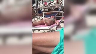 Si tocca la figa in spiaggia