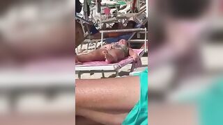 Si tocca la figa in spiaggia