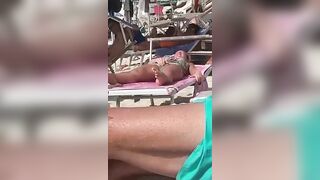 Si tocca la figa in spiaggia