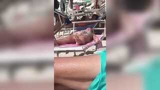 Si tocca la figa in spiaggia