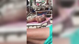 Si tocca la figa in spiaggia