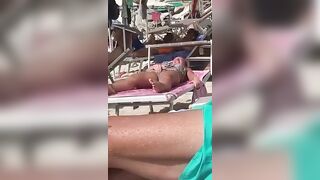 Si tocca la figa in spiaggia