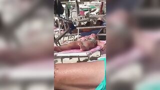 Si tocca la figa in spiaggia