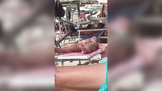 Si tocca la figa in spiaggia