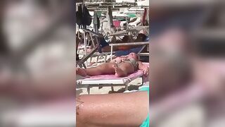 Si tocca la figa in spiaggia