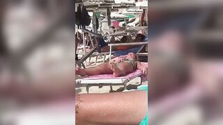 Si tocca la figa in spiaggia