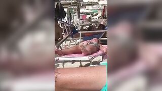 Si tocca la figa in spiaggia