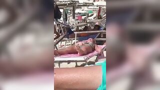 Si tocca la figa in spiaggia