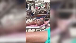 Si tocca la figa in spiaggia