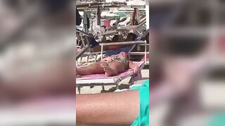 Si tocca la figa in spiaggia