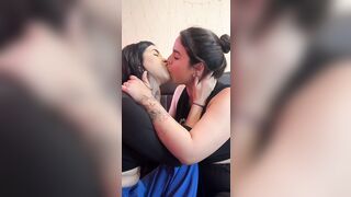 Bacio lesbo appassionato