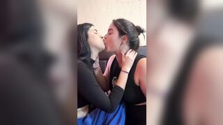 Bacio lesbo appassionato