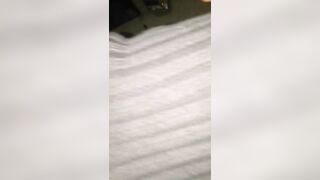 Mia moglie in macchina con guardone