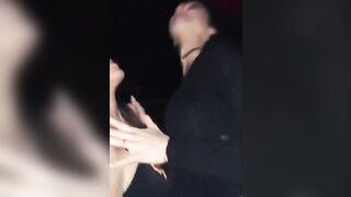 Due zoccole vanno in disco per fare le maiale in pista