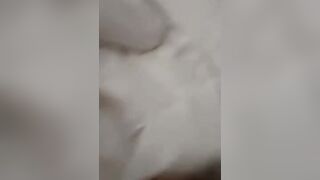 Le masturba il culo con la mano e poi la sodomizza