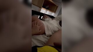 Le masturba il culo con la mano e poi la sodomizza